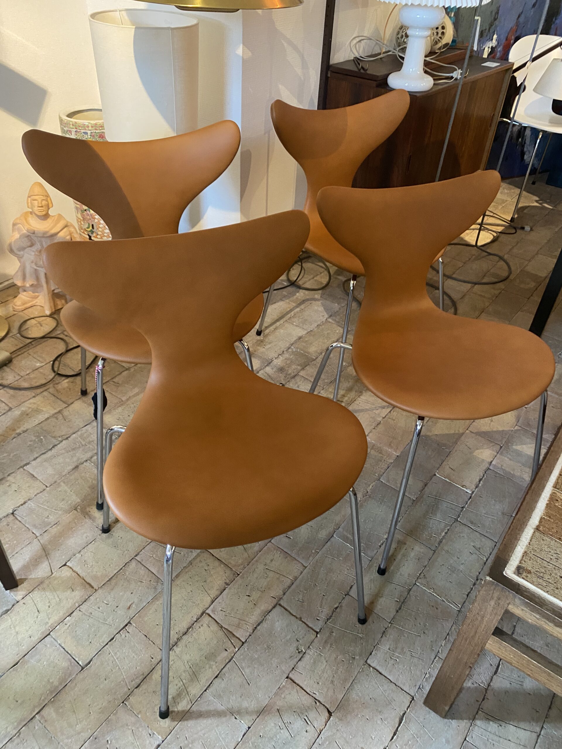 Arne Jacobsen stole. Liljen m gen 2ndlifedesign ApS