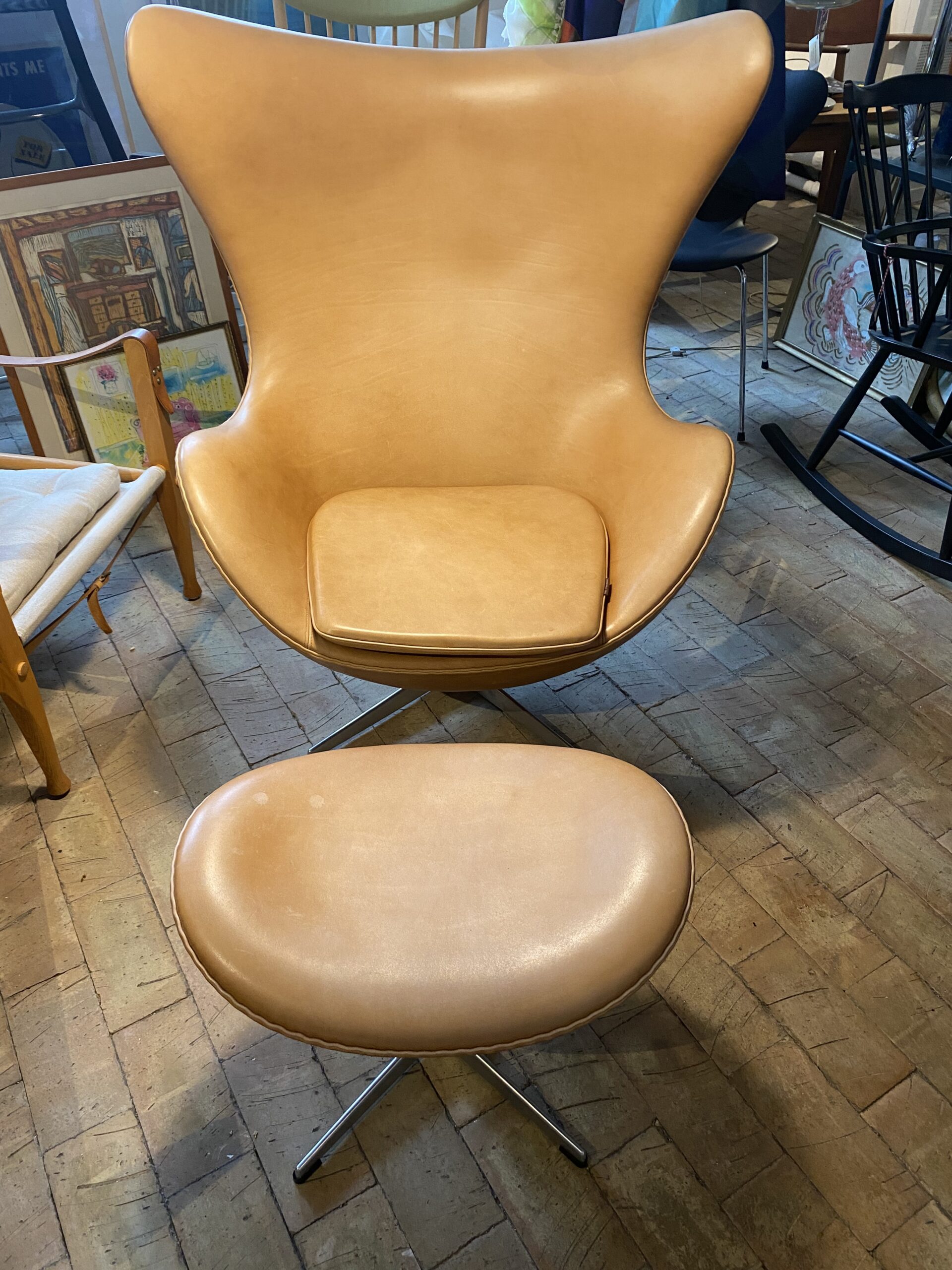 Arne Jacobsen ægget med skammel.